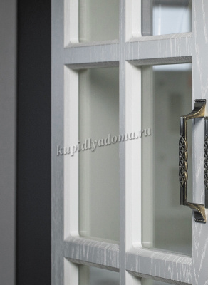 Шкаф-витрина с карнизом Ливерпуль (Белый тиснение Поры дерева/Ясень Ваниль)